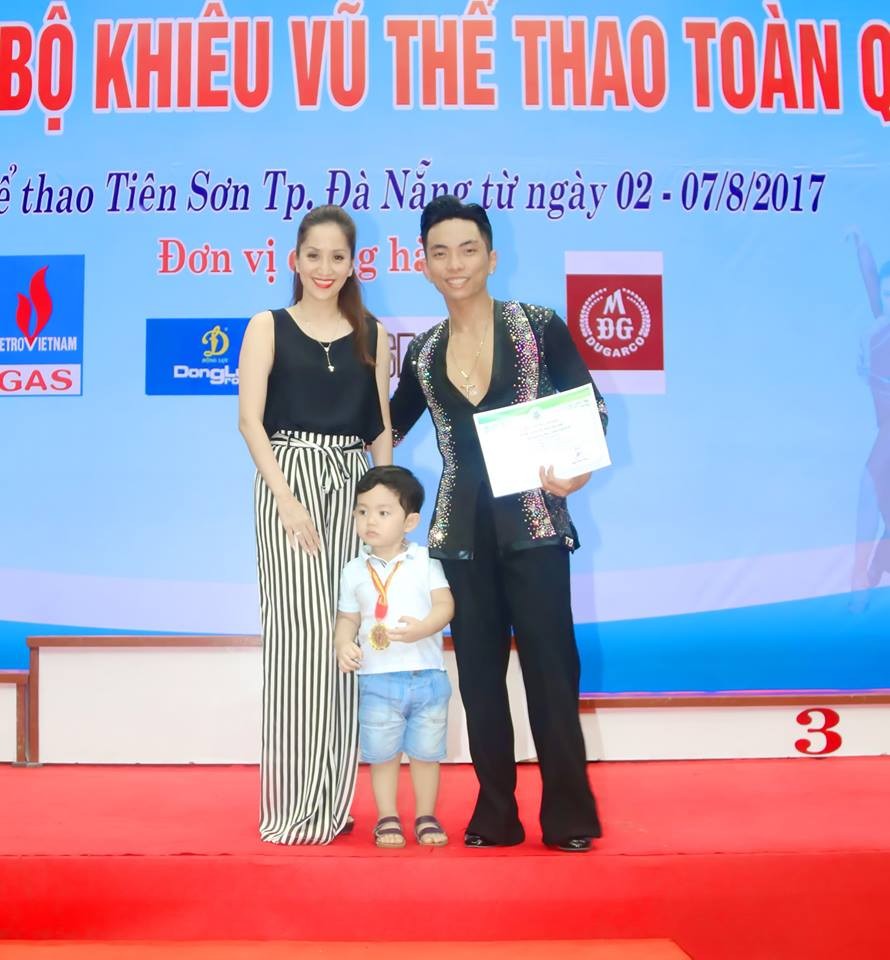 Hai năm qua, mối quan hệ của  Khánh Thi và Phan Hiển được mọi người nhắc tới nhiều một phần bởi sự chênh lệch tuổi tác khá lớn giữa hai người. Khánh Thi hơn chồng 12 tuổi và chính vì lý do đó mà gia đình hai bên đã ngăn cản khi biết hai người có ý định đến với nhau. Ảnh: FBNV